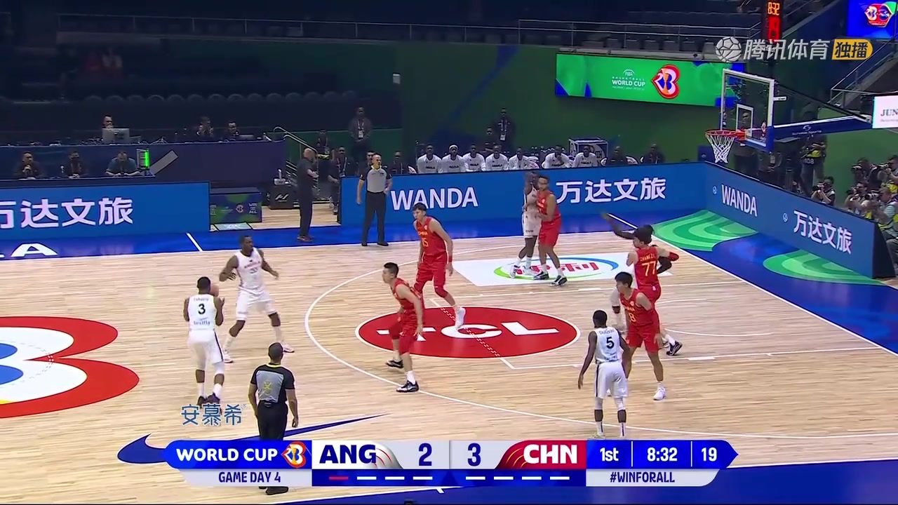 不能再放外线了啊！中国男篮开场连续被安哥拉飙进两记三分