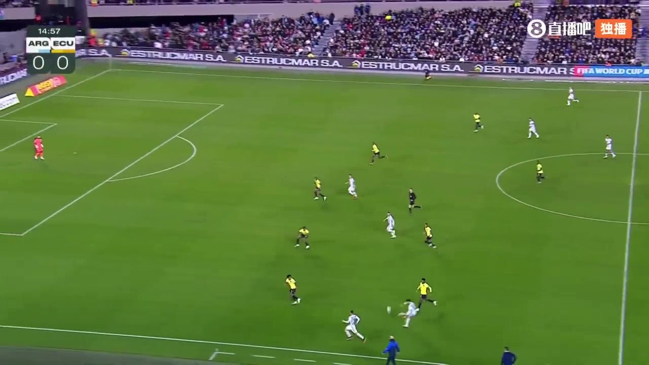 阿根廷一连串精彩配合，梅西禁区线前射门稍稍偏出