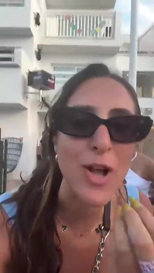 很幸运！女球迷度假时碰到了梅西夫妇