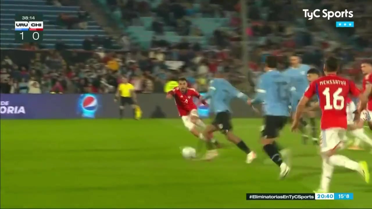 努涅斯不停球送助攻！乌拉圭精彩撞墙配合攻破智利！