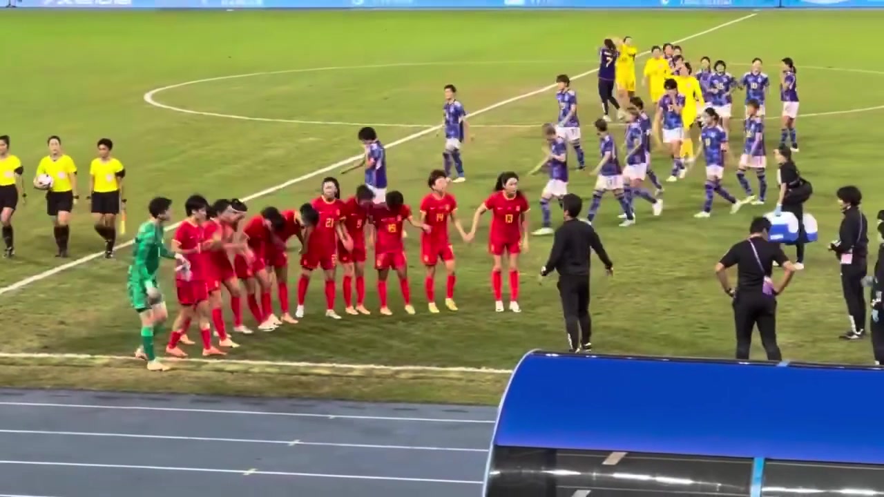 中国女足赛后为日本教练组&球迷鞠躬