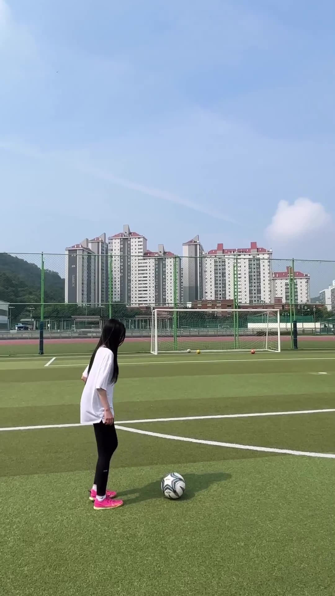 这球漂亮啊!美女踢得不错
