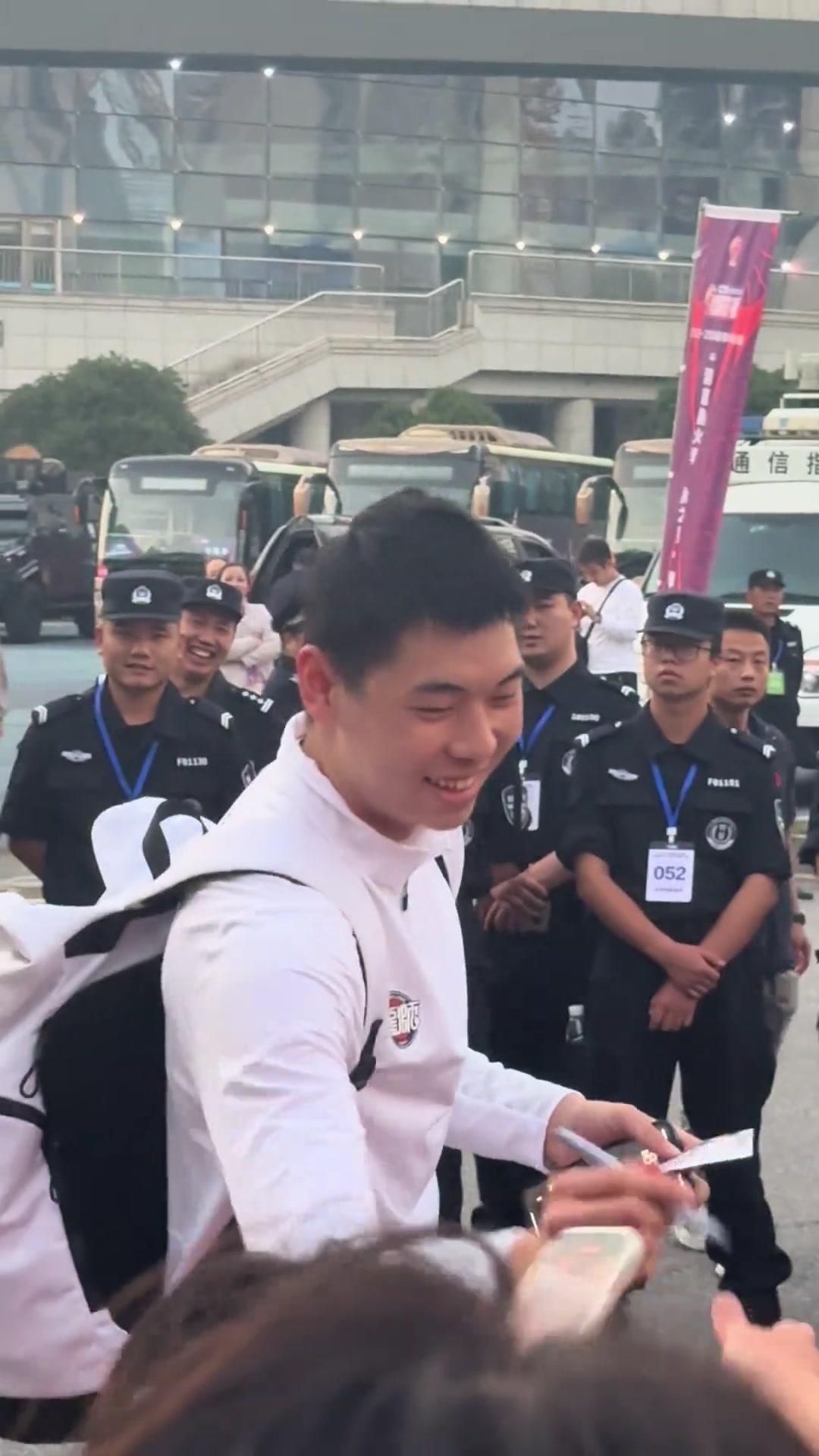 球迷拿胡明轩照片让崔永熙签名，后面的保安小哥都看笑了