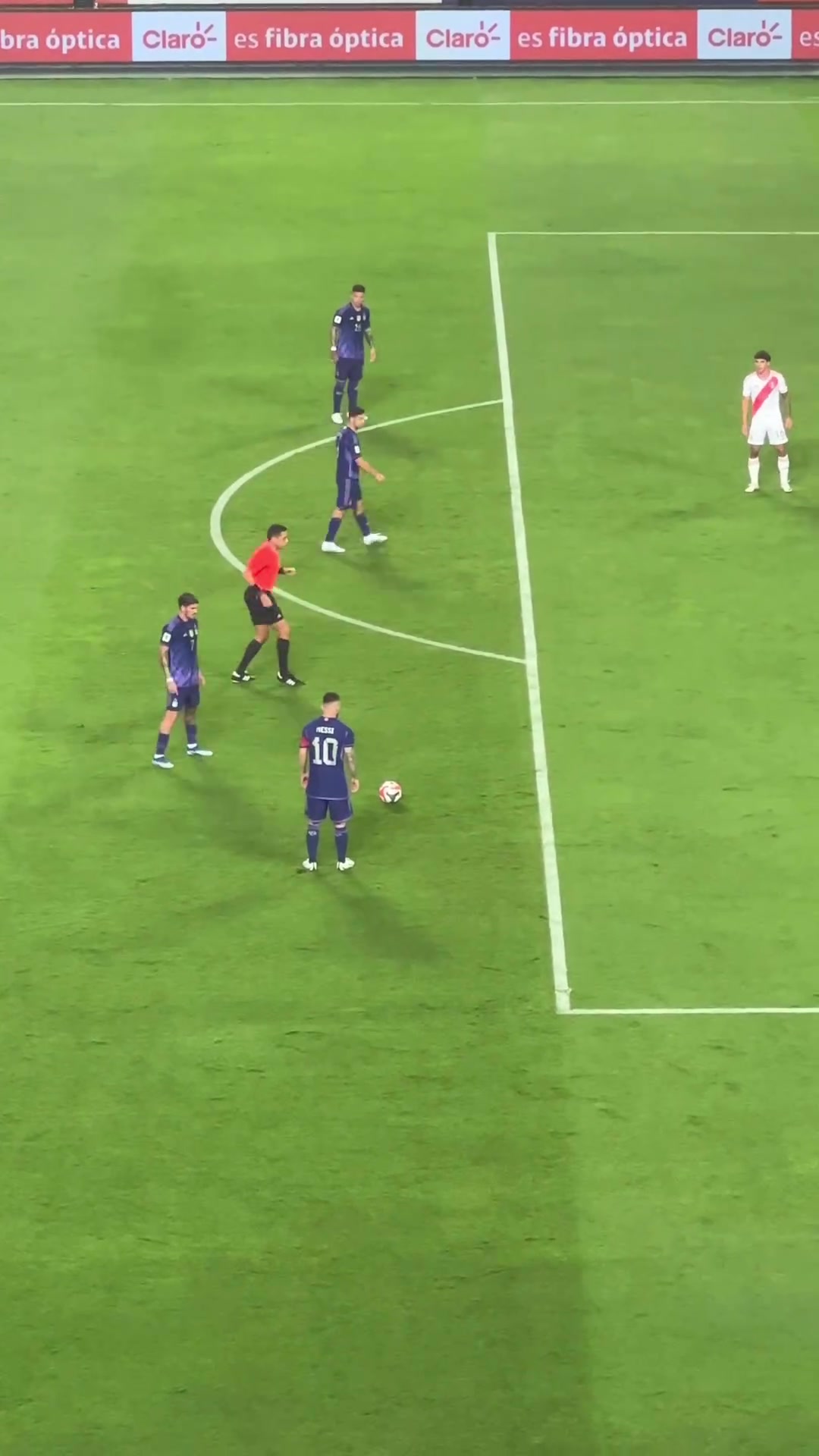 球迷直拍梅西任意球直接传给门将，角度不够刁钻