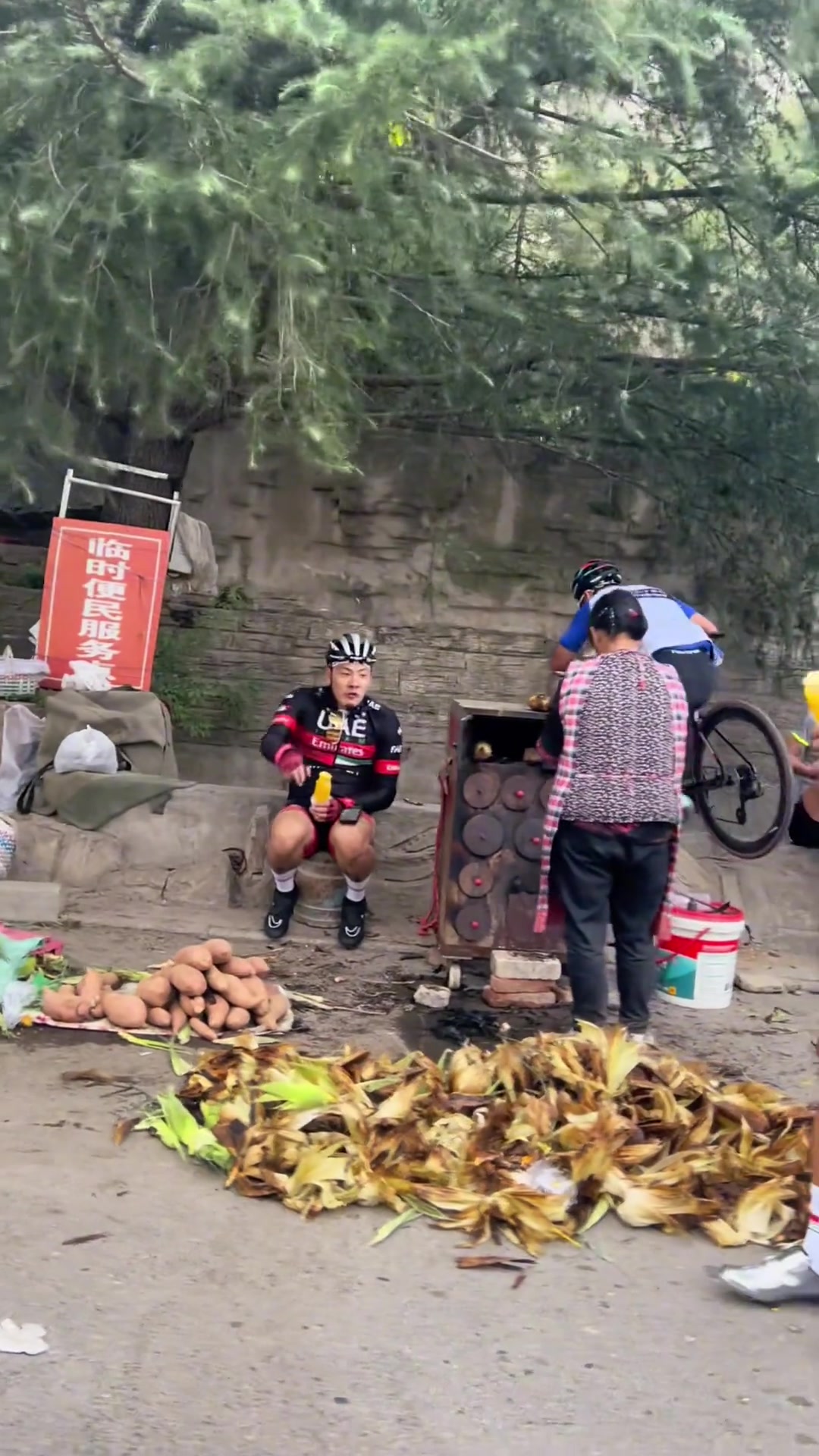 王大雷憨憨的，喜欢吃南山烤玉米哈哈