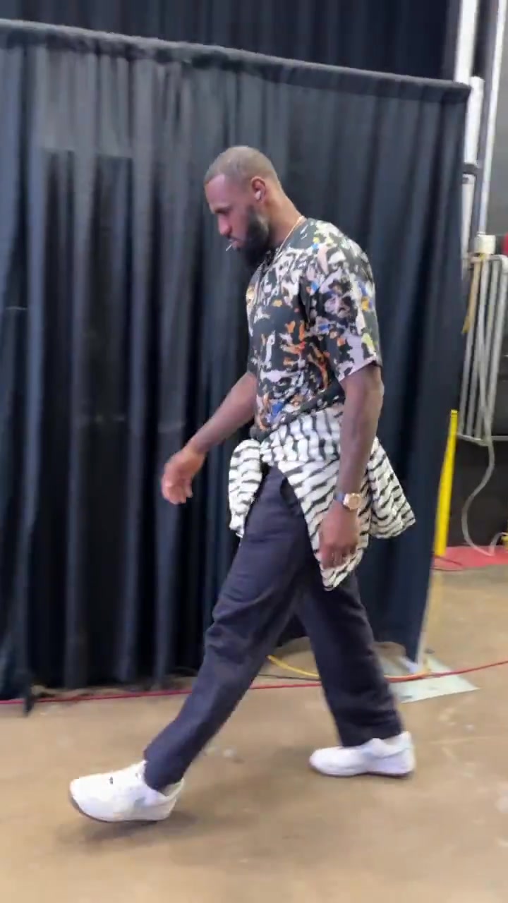 NBA官方晒詹杜出场！杜兰特头戴小红帽 尽显独特气质
