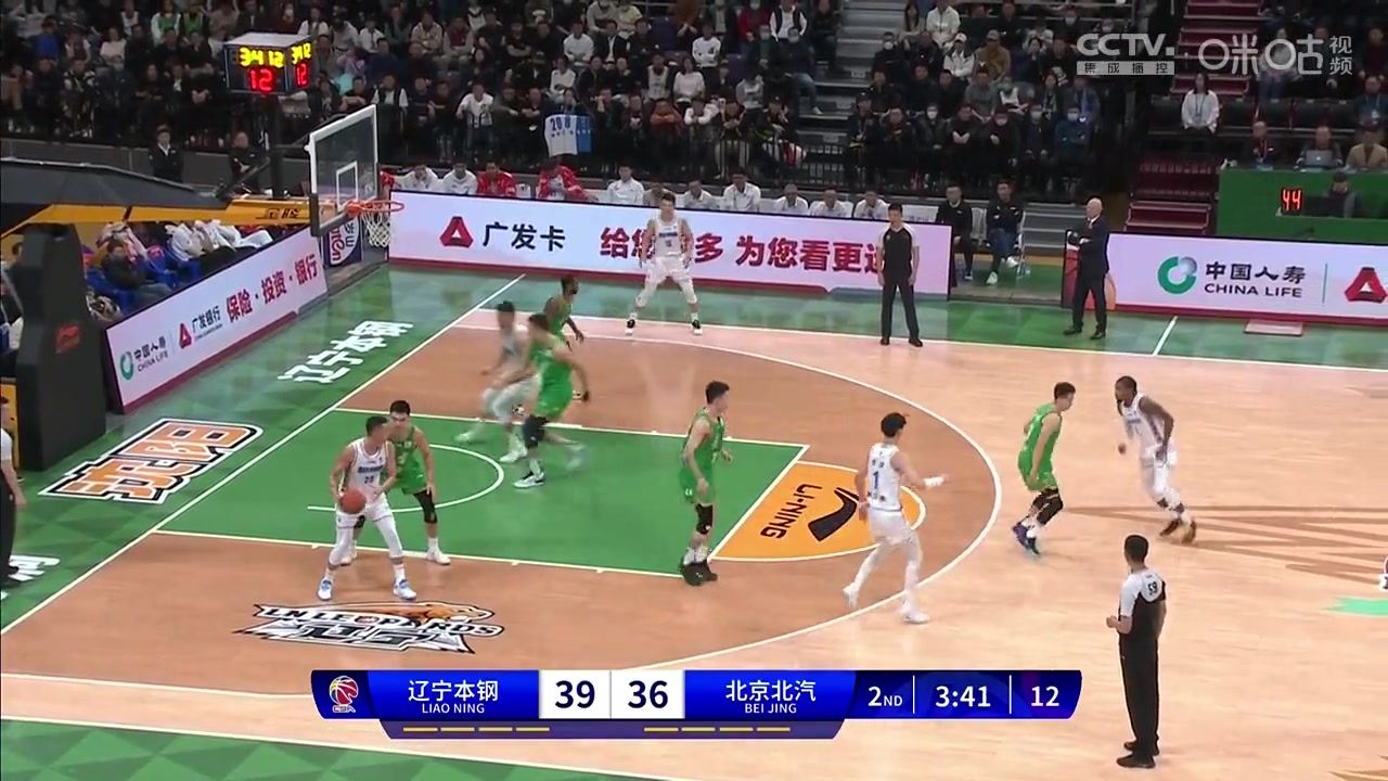 辽宁队连丢篮板+低级失误，杨鸣在演播间急了：打得太乱了！