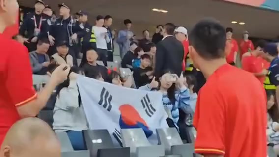几个饭圈女孩为了支持孙兴慜举韩国国旗？