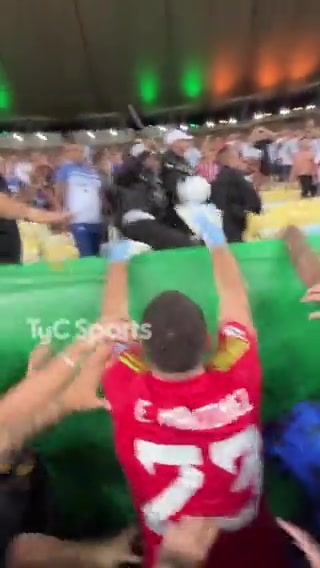 警察打阿根廷球迷，大马丁欲冲上看台阻止