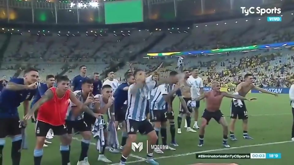 阿根廷球员赛后与球迷互动庆祝，唱起“为巴西默哀1分钟”