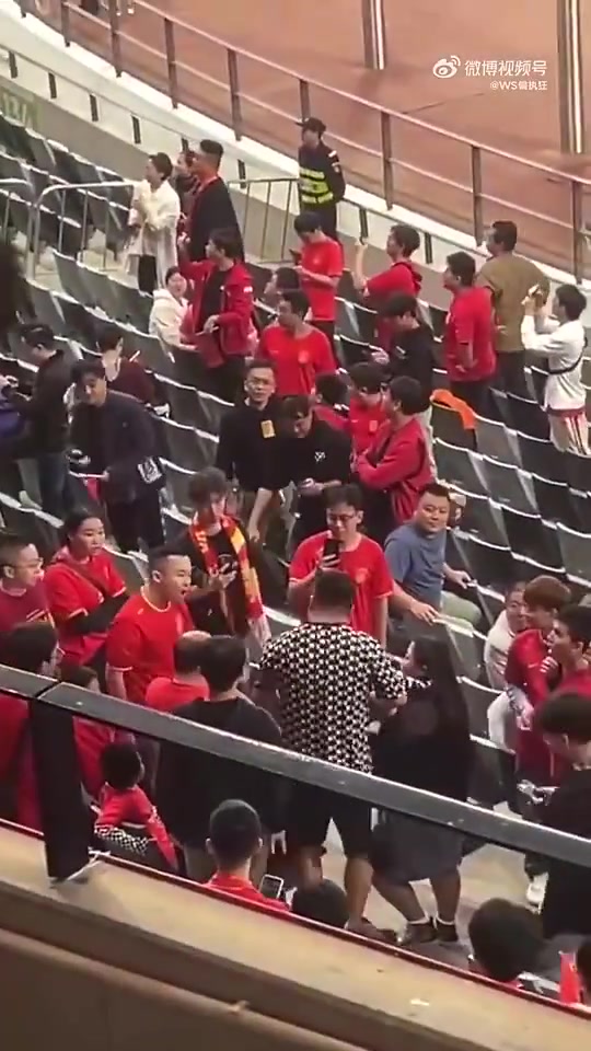 真嚣张啊！韩国球迷跑到国足球迷区找人对喷