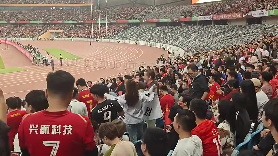 找骂？女球迷在国足球迷区晒韩国国旗