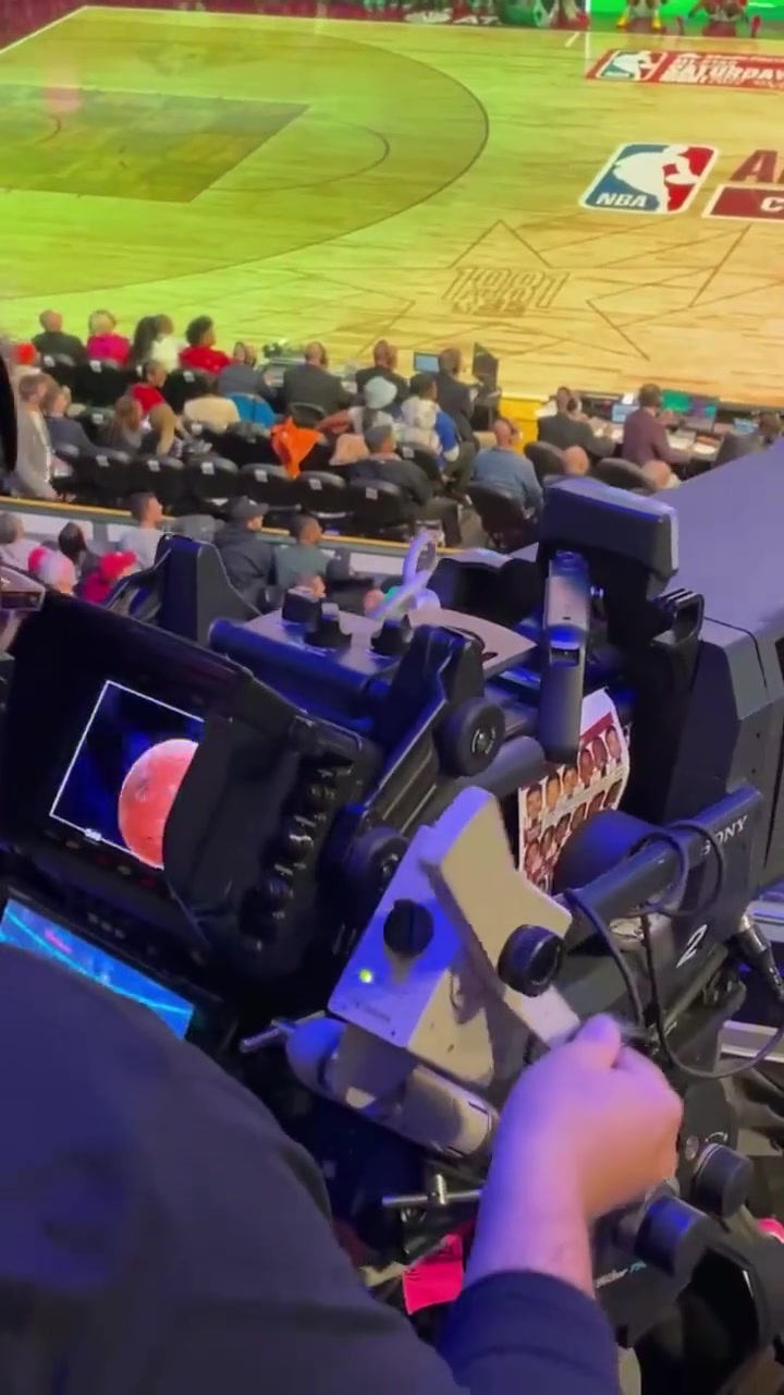 NBA三分赛场！跟拍摄像师比狙击手还忙啊