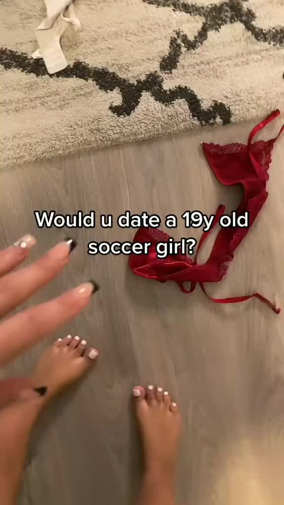 迈阿密女球迷：你会和一个19岁的足球女孩约会吗？