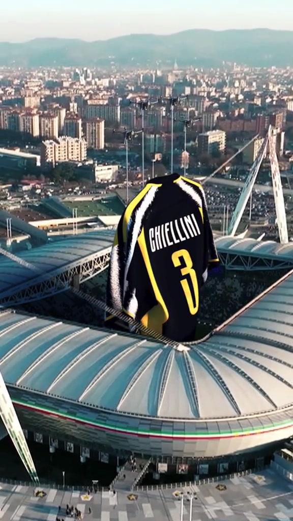 尤文图斯竞技场升起巨型球衣致敬确认退役的基耶利尼