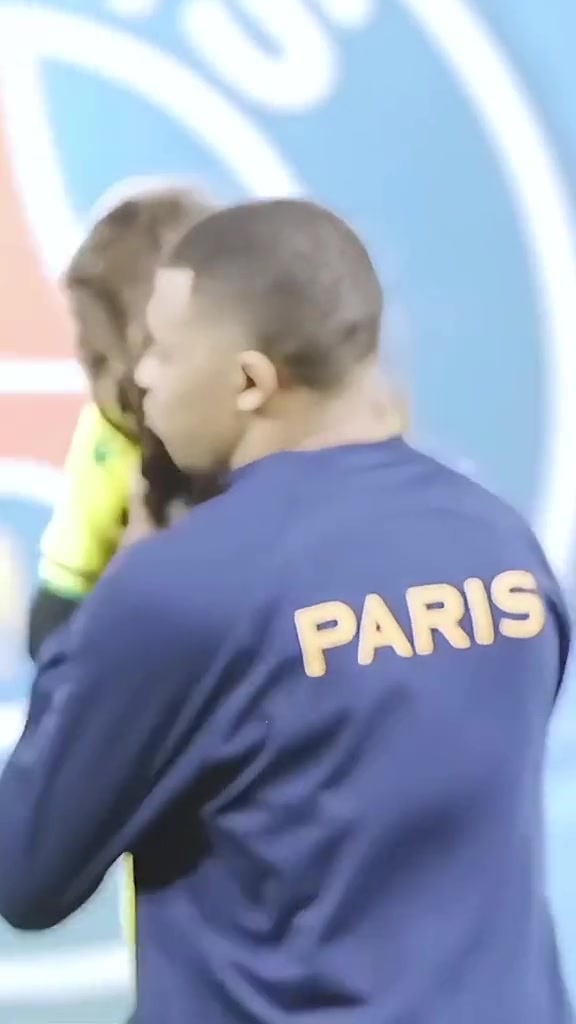 巴黎官方：随机抽取一个幸运球童由姆皇抱入场
