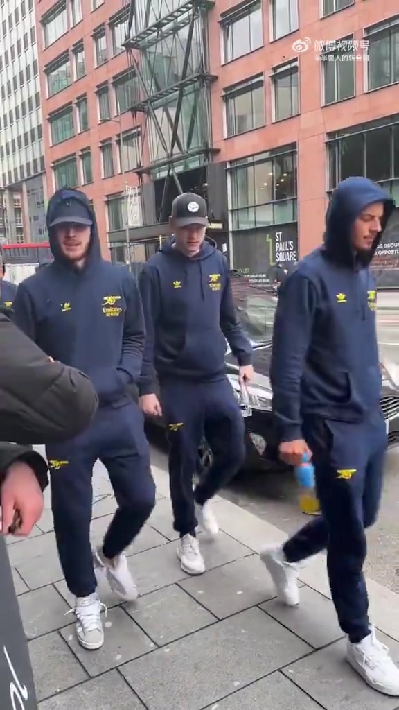 赛前，阿森纳全队在利物浦街区散步