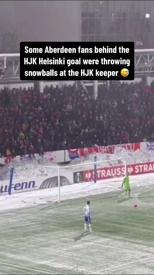 芬兰联赛球迷向门将扔雪球导致比赛暂停