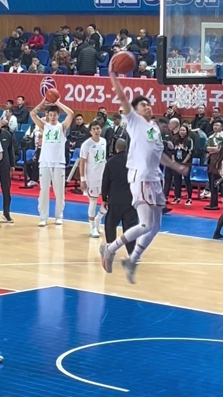 郭艾伦复出首战热身频频扣篮 无奈命中率堪忧