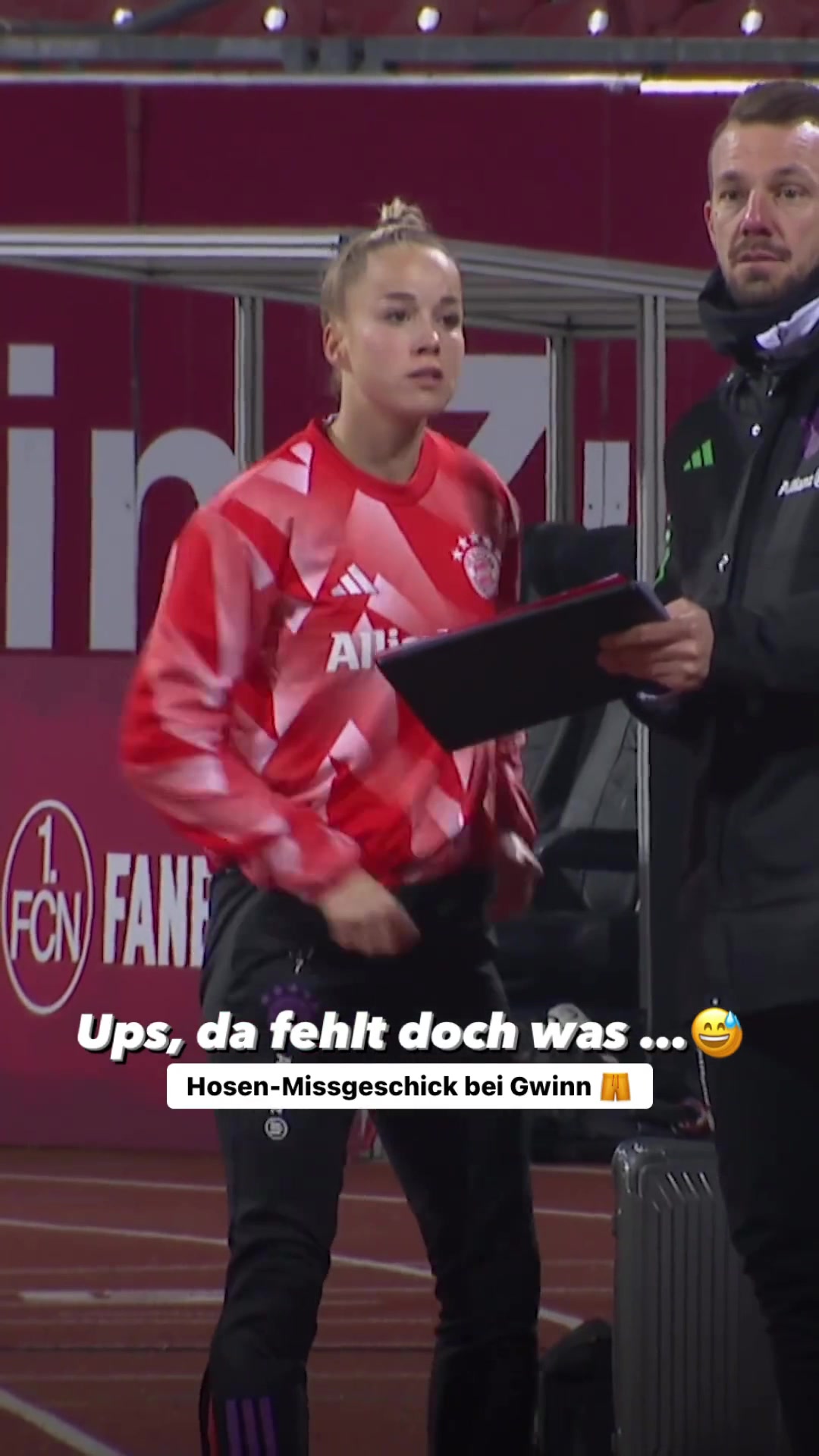 在德女甲比赛中，球员看了里面裤子后，火速冲进更衣室更换