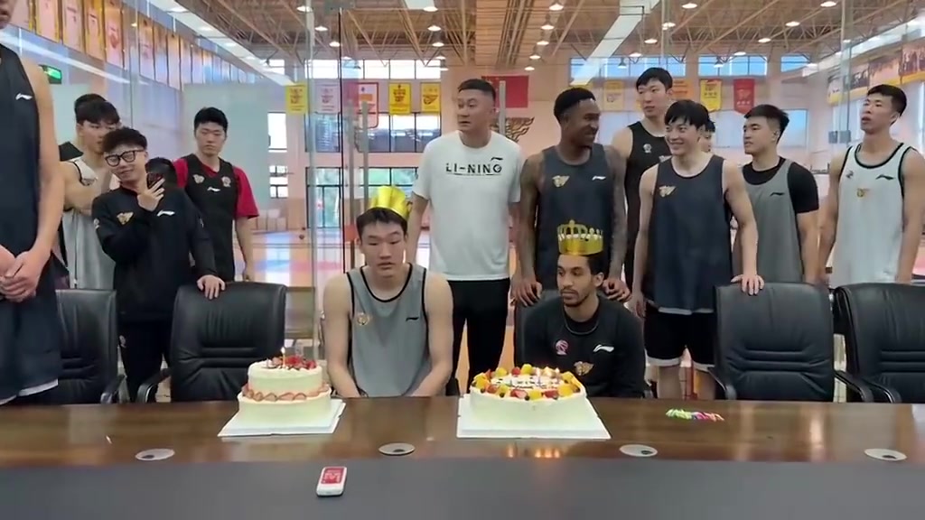 温馨！！！广东为沃特斯和赵戌宏过生日视频