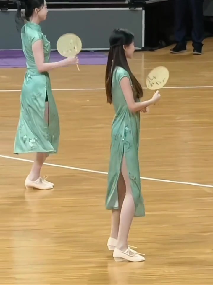 太卷了！辽宁美女啦啦队穿旗袍表演