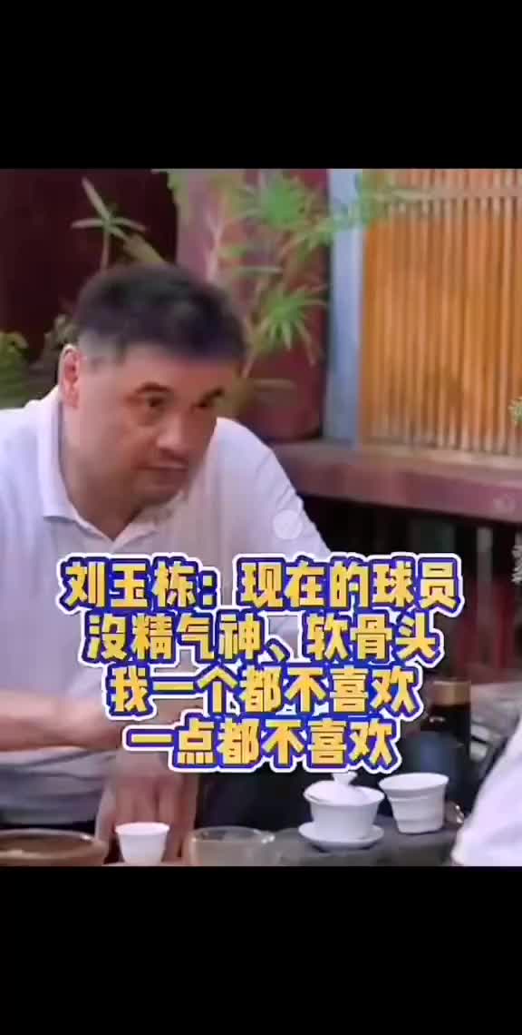 离谱！亨德森这运球是想端着菜跑呢，裁判果断吹翻腕