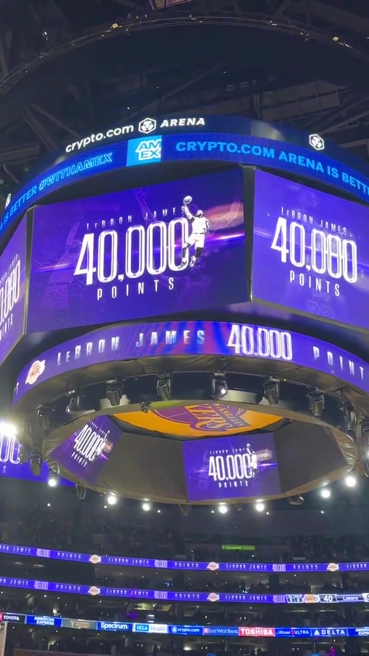 4万分达成！！詹姆斯高举比赛用球，接受全场观众的欢呼！