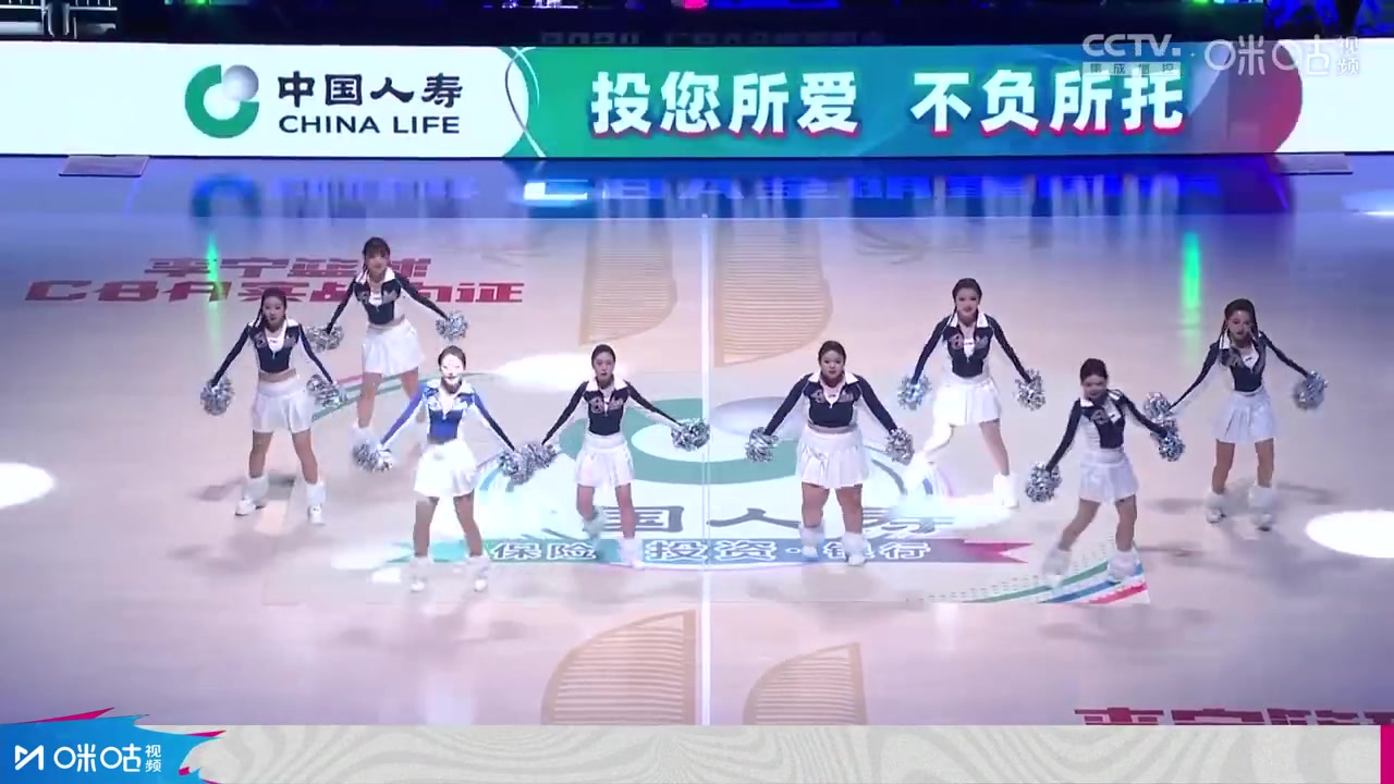 CBA全明星星锐赛中场啦啦队表演!C位的小姐姐很抢眼!
