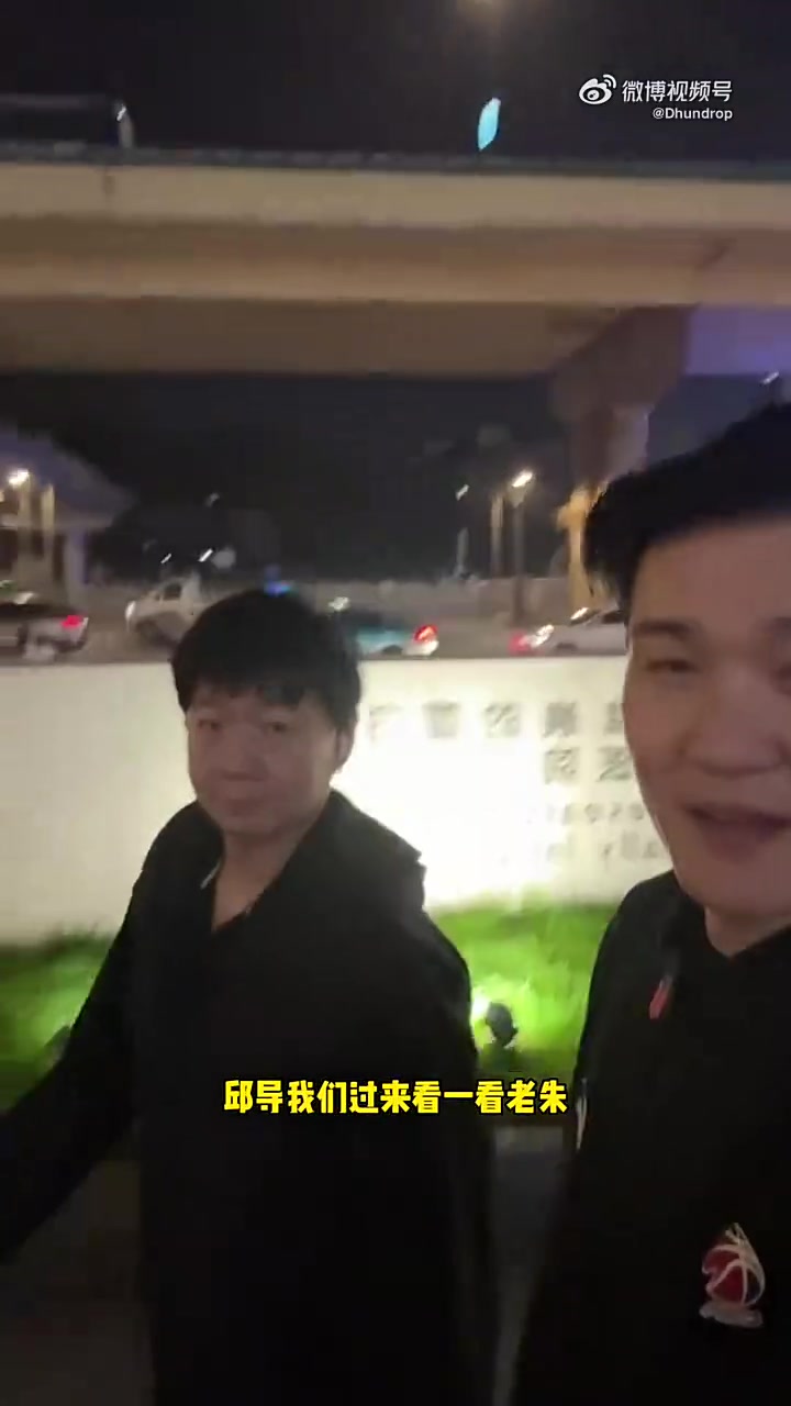 祝早日康复！邱彪在结束一天的训练后来到医院看望朱旭航