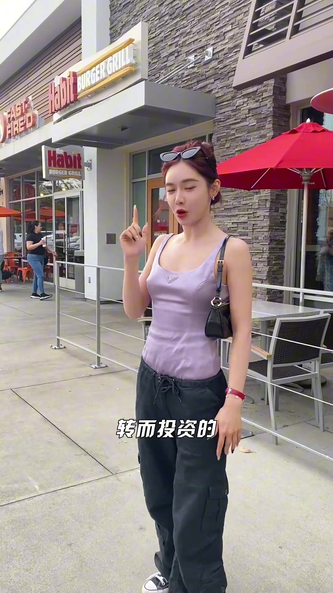 好不好吃不知道 但是穿的是真清爽啊！美娜一袭吊带上衣现身洛杉矶的詹姆斯开的披萨店打卡