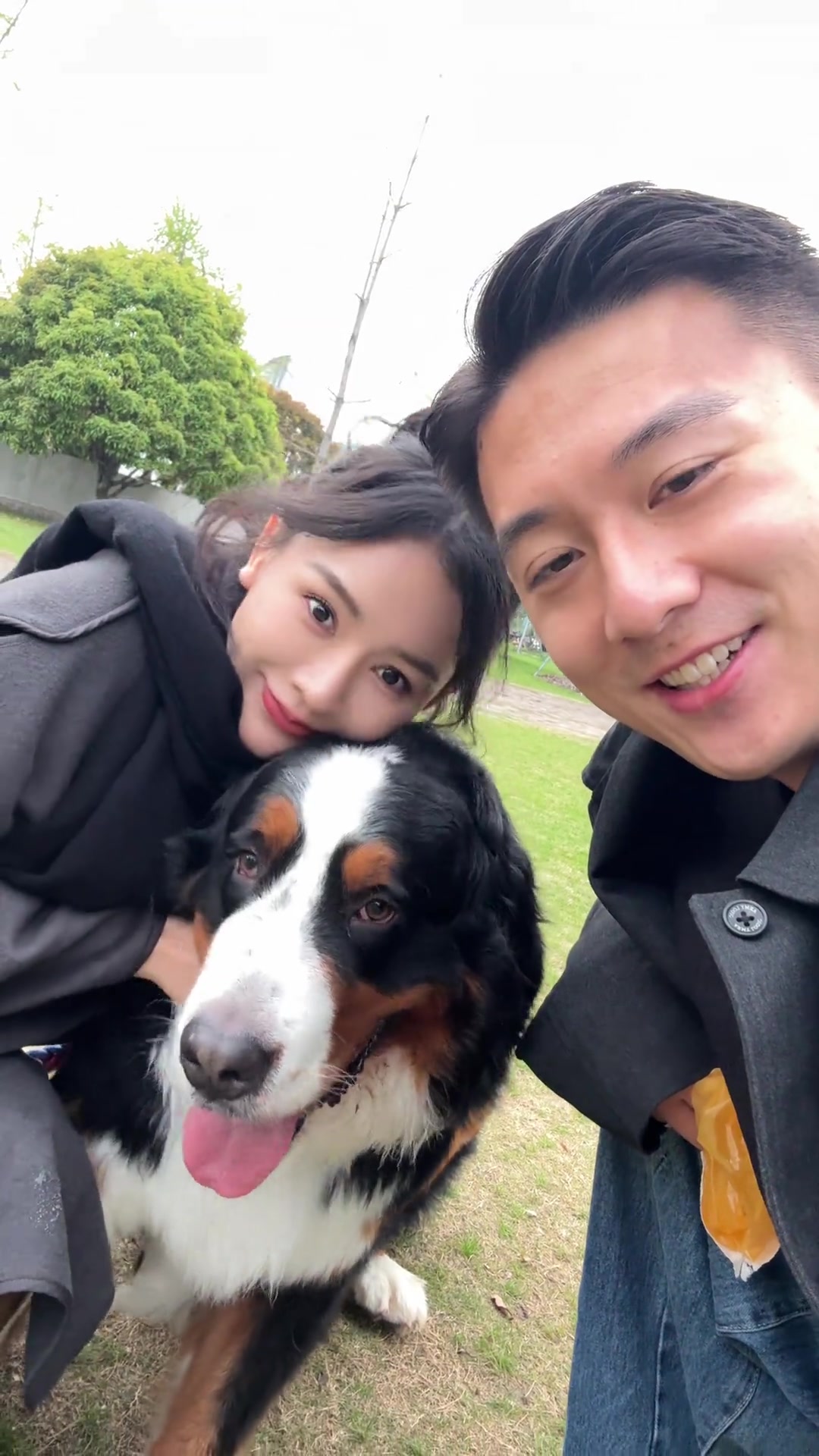 甜蜜!蒋圣龙休息日和美丽的妻子一块儿遛狗