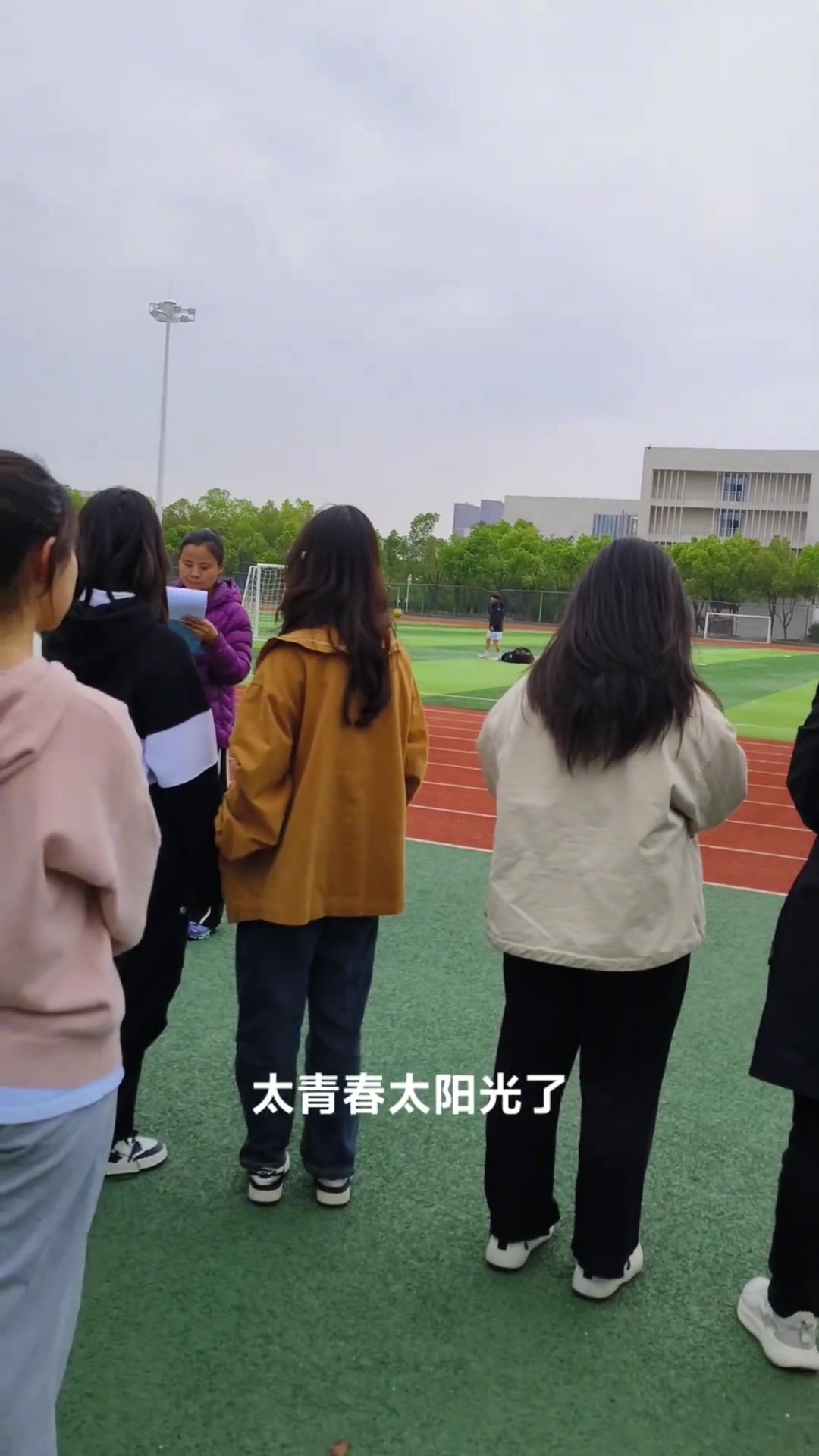 场上要有这样裁判谁能认真踢球啊