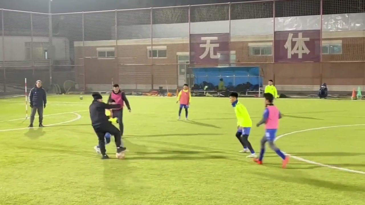 水平如何?董路亲自下场和小球员切磋