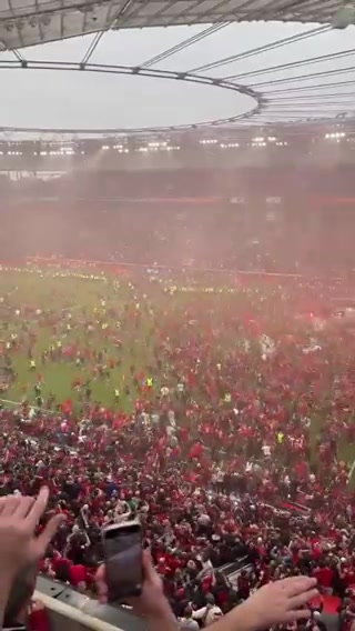 如此足球!现场球迷视角,比赛结束药厂球迷涌入场内