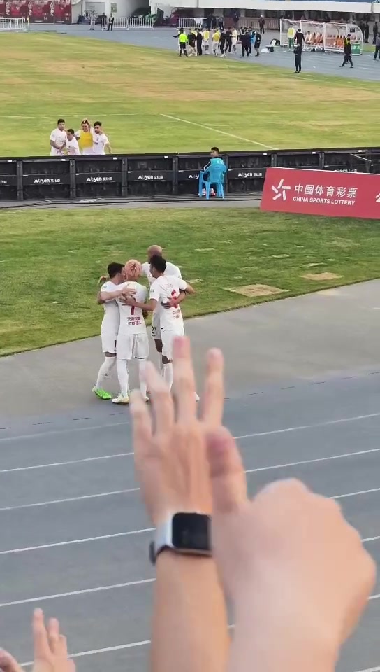 球迷现场直拍!韦世豪绝杀后激情怒吼后与队友们相拥