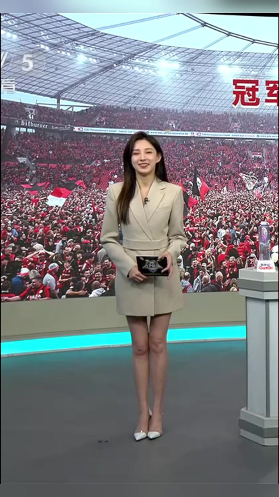 尽显美腿!马凡舒今晚职业女裙套装很亮眼