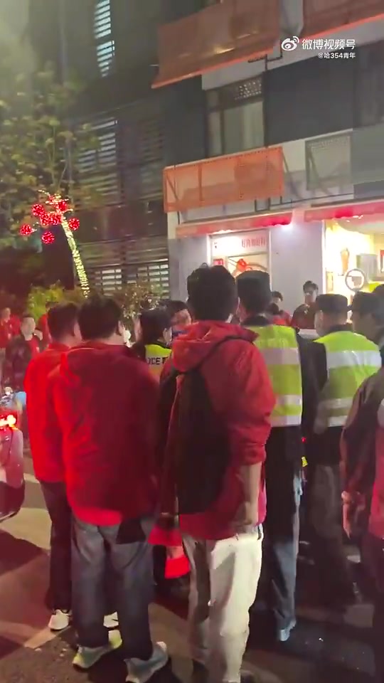 竖中指问候家人!海港球迷围堵骑摩托的申花球迷
