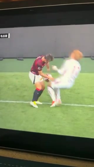 直接撞翻对手!日本球员脾气好暴躁啊