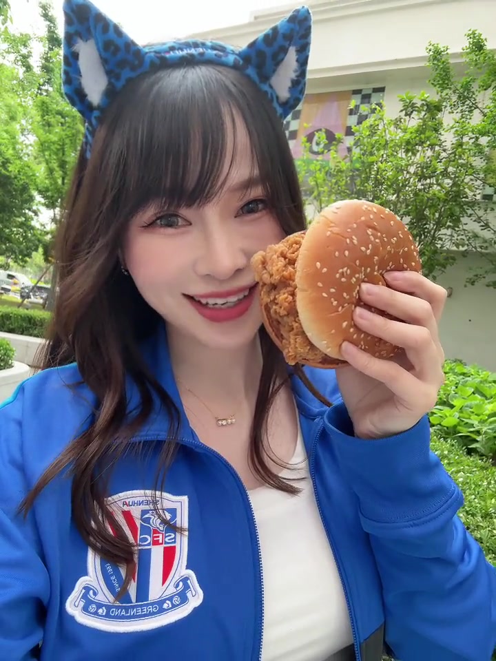 申花美女球迷唱的是什么意思?