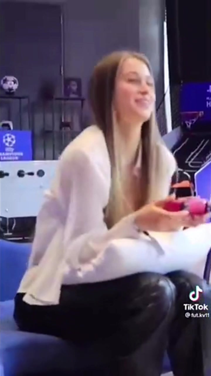 姆总也喜欢这型?姆巴佩看阿方索前女友的眼神