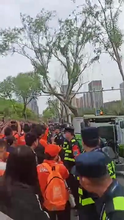 CNM!山东与南通球迷赛前发生言语和肢体冲突
