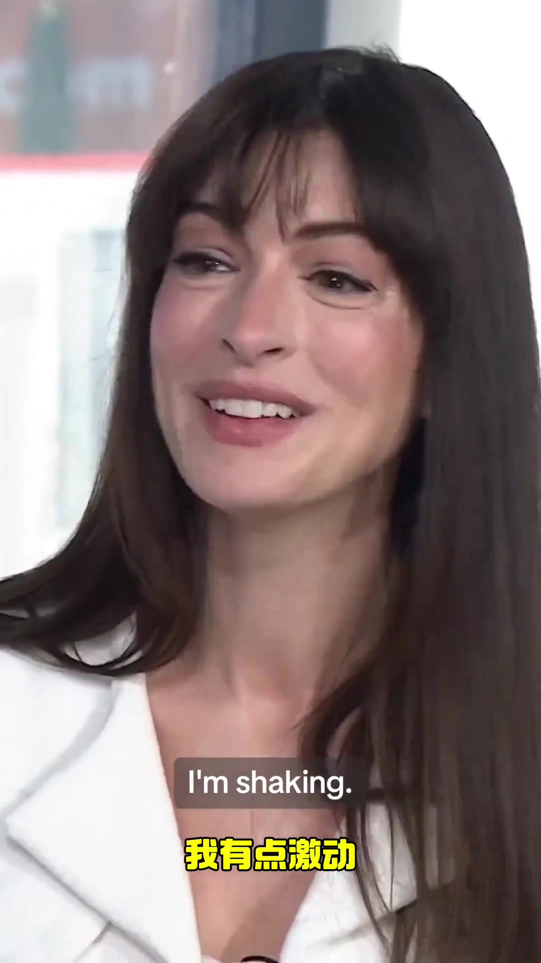 特罗萨德视频邀请看阿森纳比赛 安妮-海瑟薇笑成花痴脸