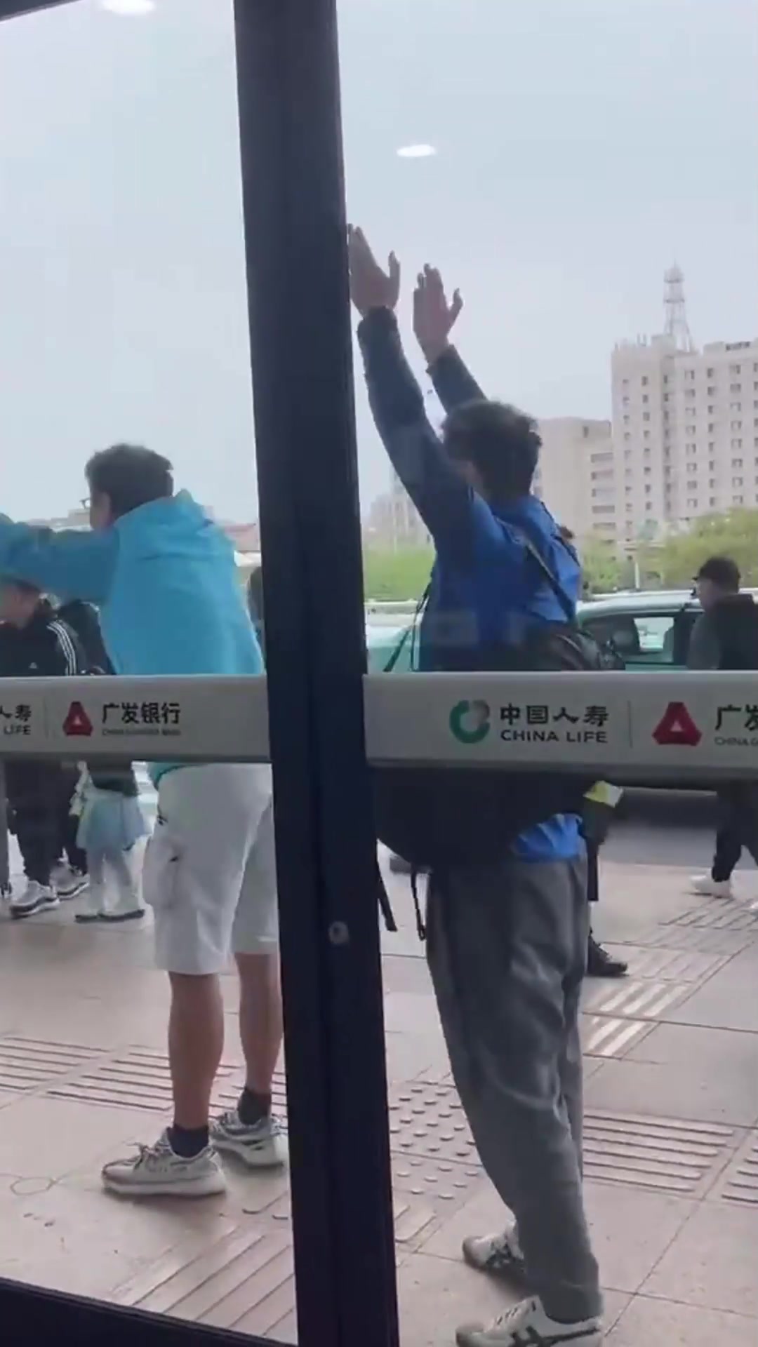 还在闹事