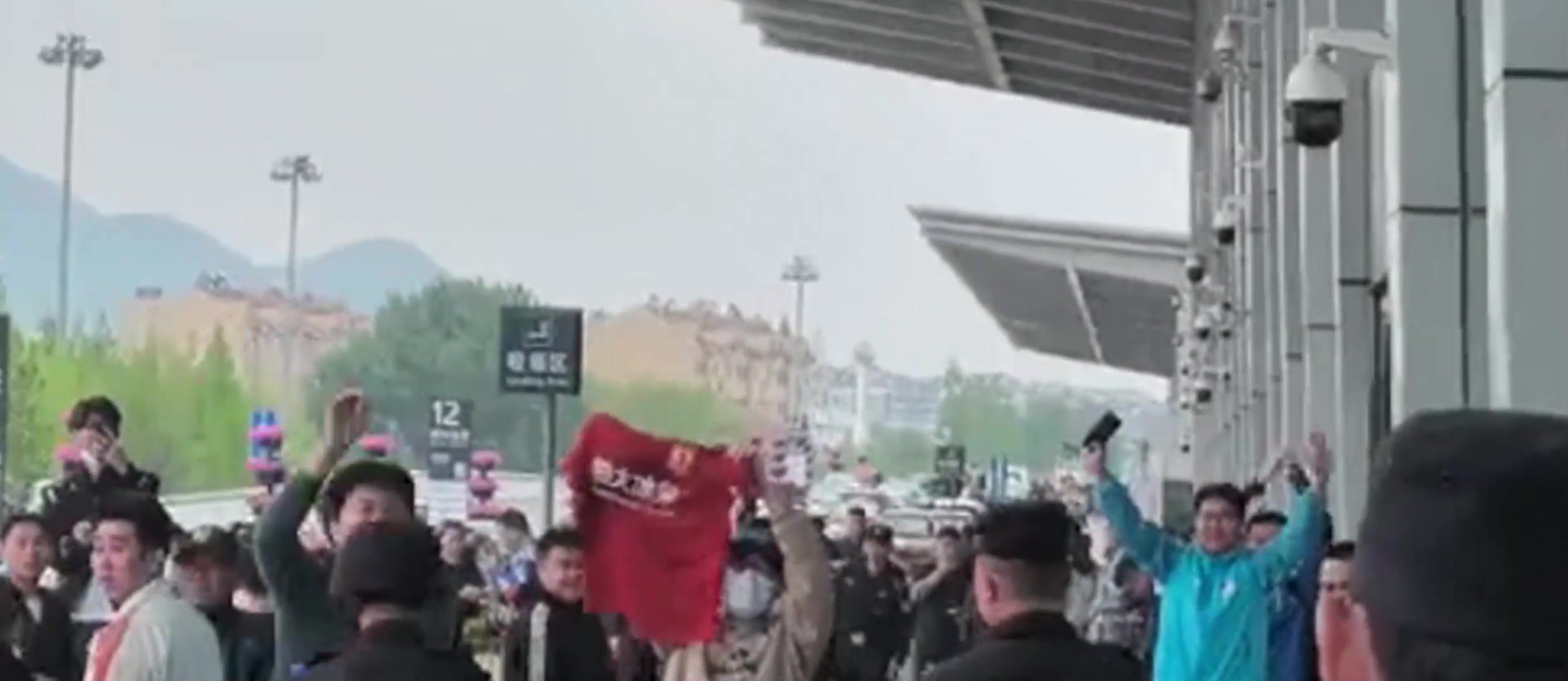 什么情况?!大连球迷现在机场堵广州队