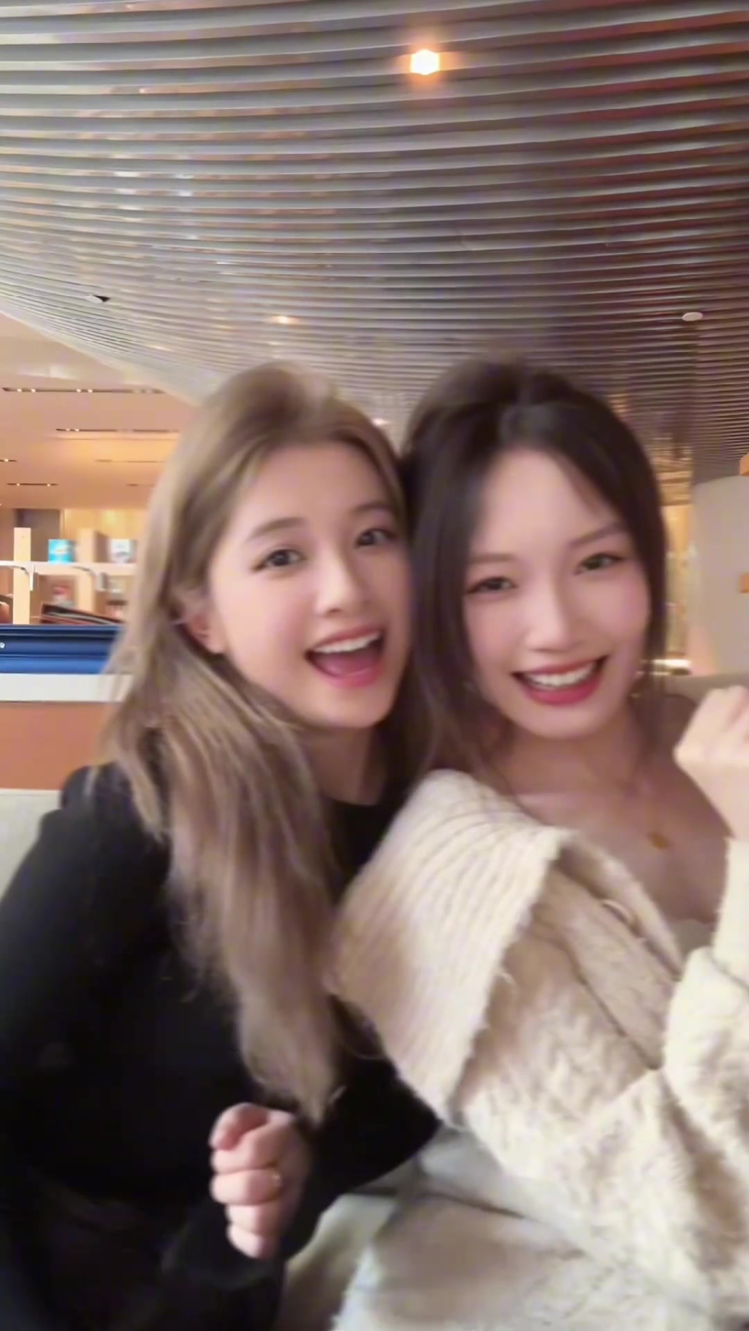 两位大美女！足球解说胡小凡和 不懂球的格格 见面合拍
