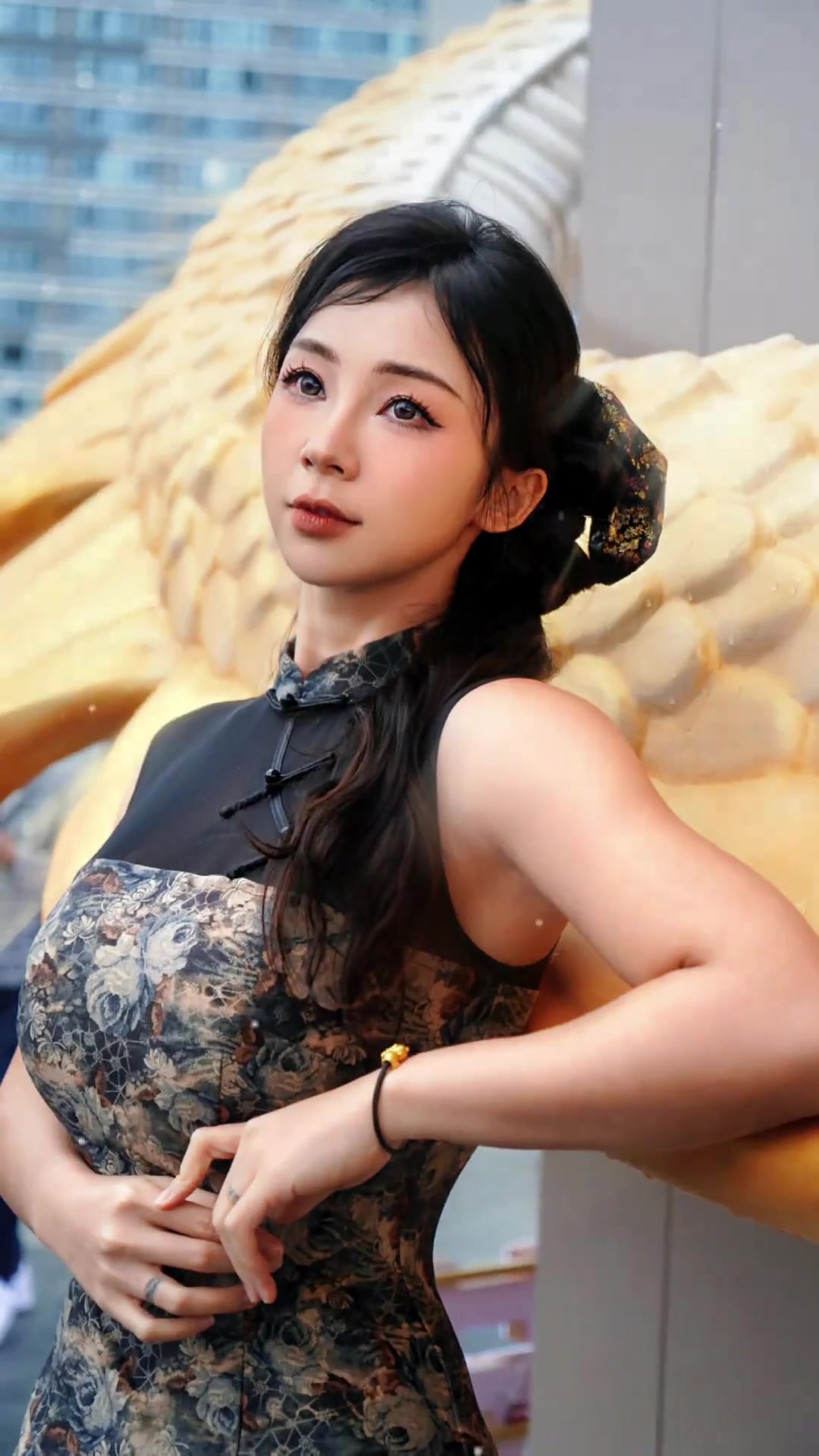 源哥真滴好丰满啊！张曼源一身旗袍装亮相~