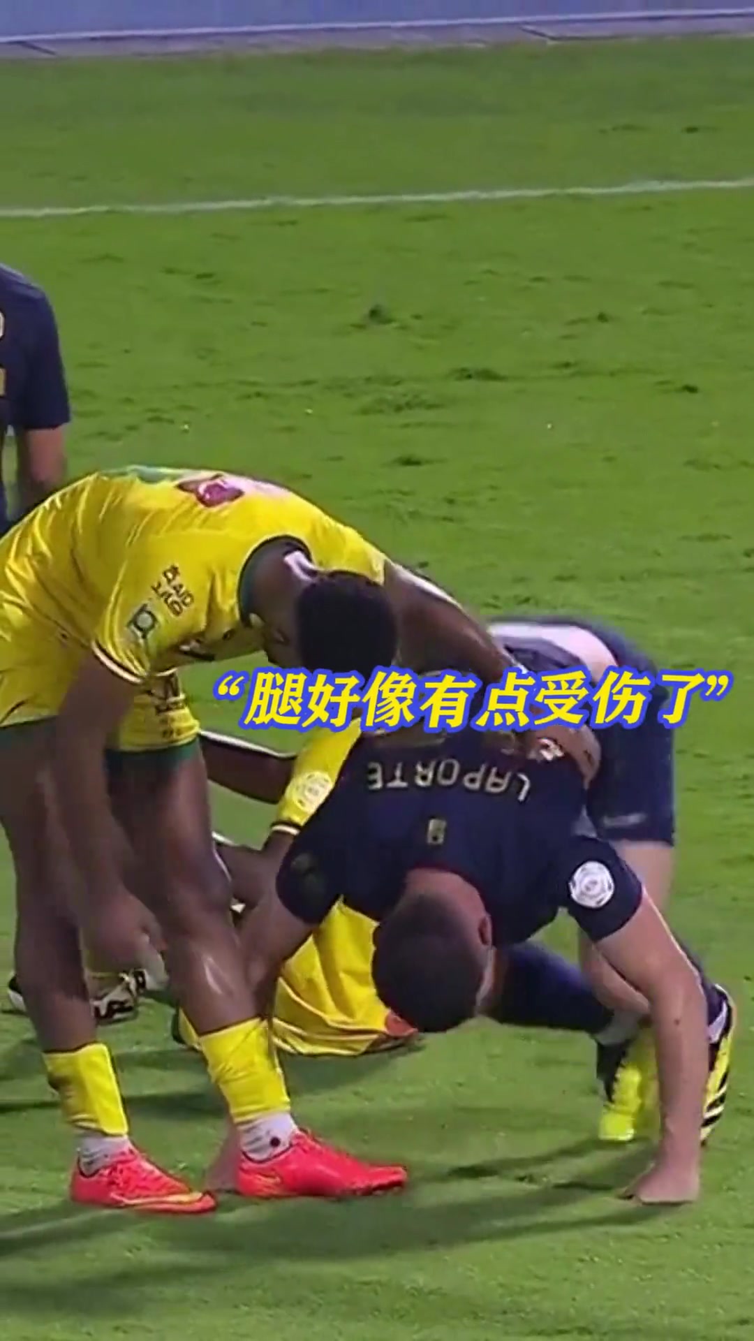 脚被对手犯规受伤了?那我用头也能终结你!