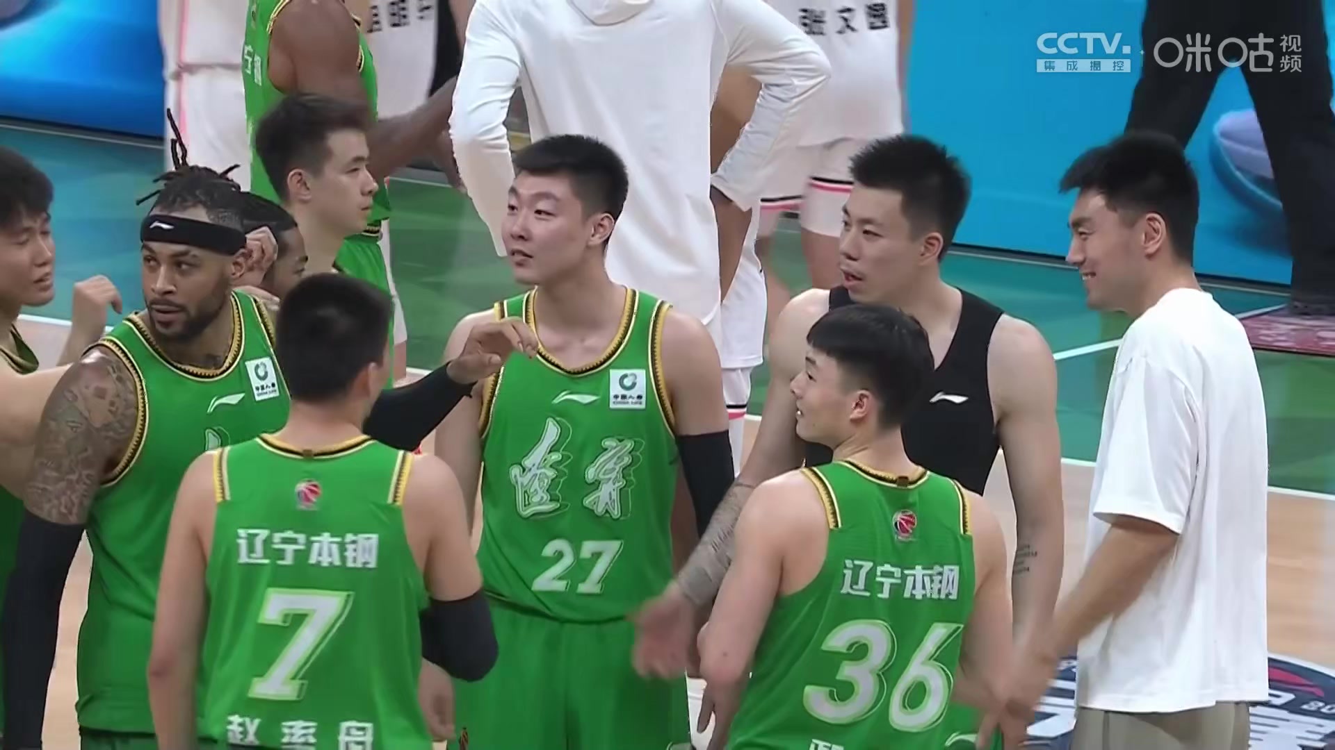 连续五年打进CBA总决赛!赛后郭艾伦和李晓旭来和队友们一起庆祝!