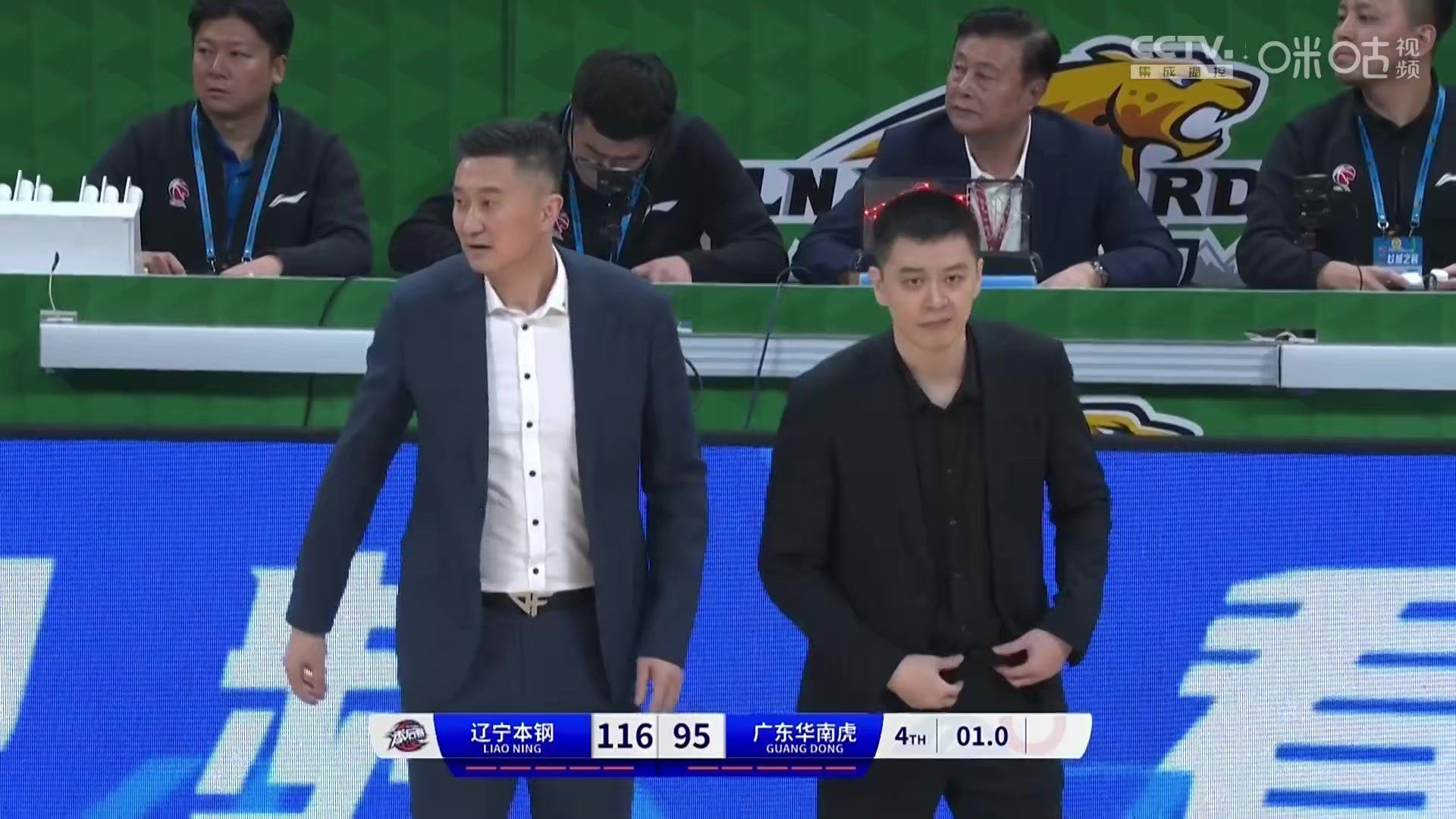 互相都没有看对方!!辽粤大战终于结束,杨鸣和杜锋场边握手